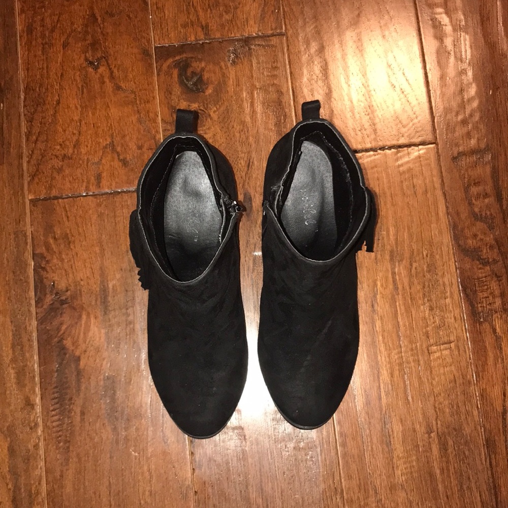 BLACK FRINGE BOOTIES